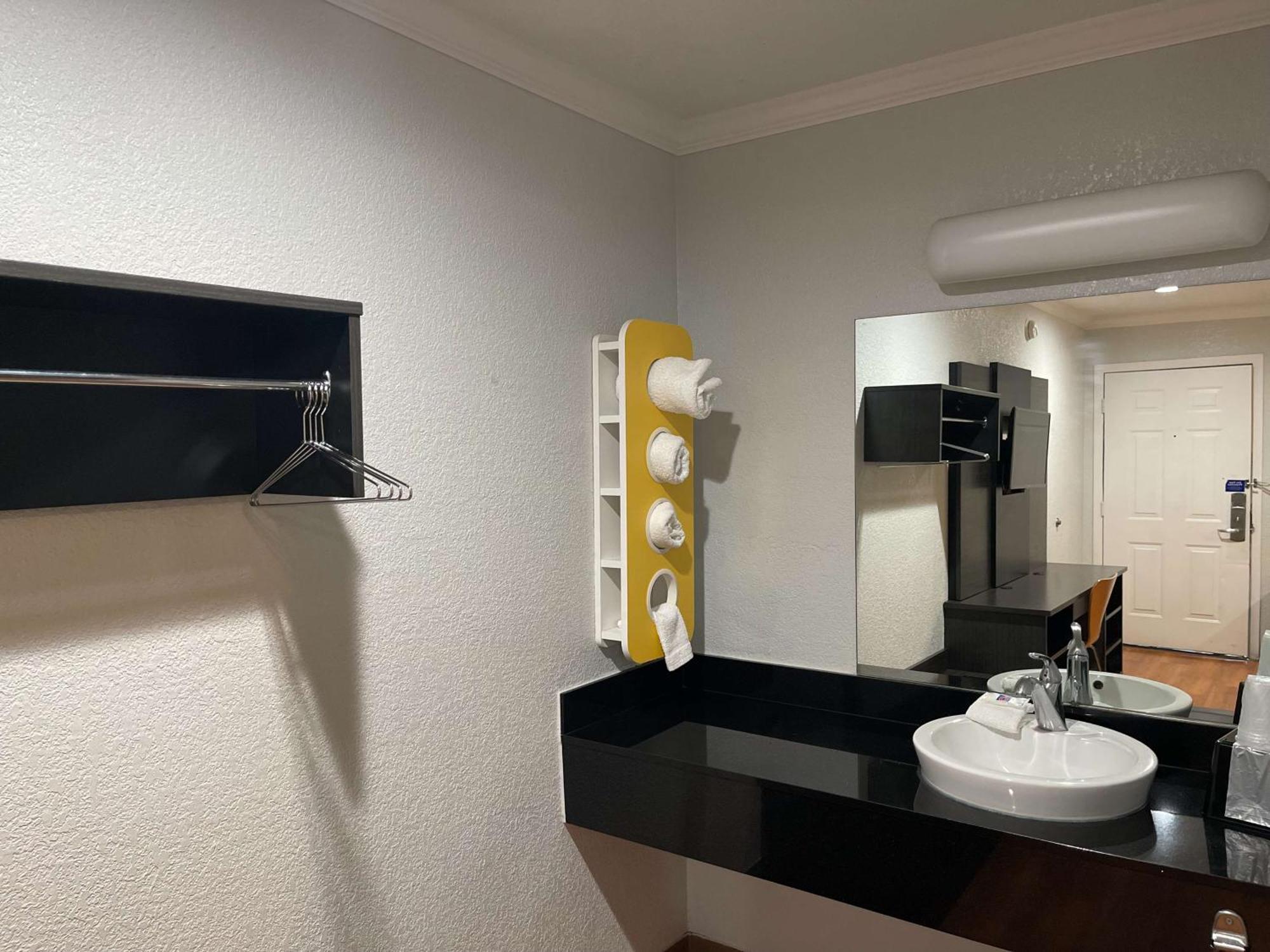 Motel 6 Sacramento, Ca - Downtown Экстерьер фото