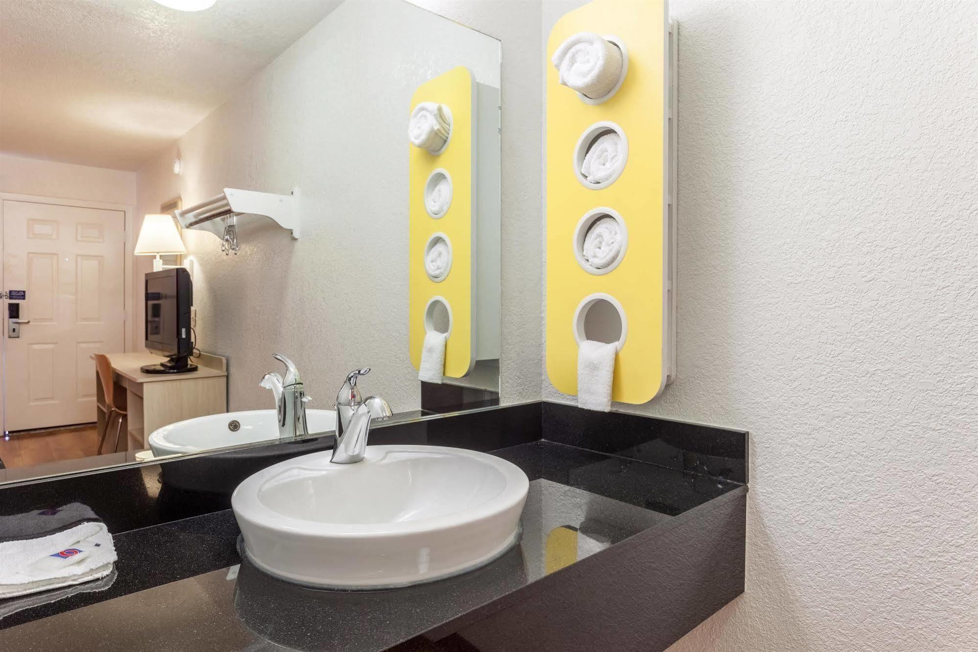 Motel 6 Sacramento, Ca - Downtown Экстерьер фото